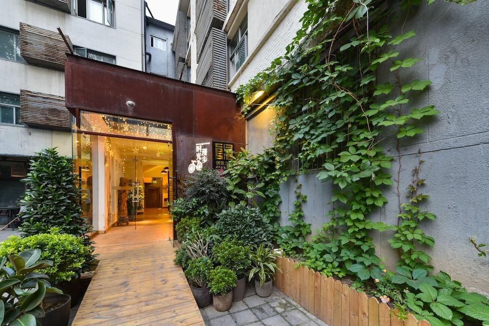 Nost Algia Hotel - Near Beijing Yonghe Lama Temple, Ghost Street, Beihai Park, Jingshan Park, Drum Tower, Houhai Bar Street, Tian'Anmen Square, Located In Beijing Traditional Hutongs, 5 Minutes Away From Subway, Free Laundry Serive Экстерьер фото